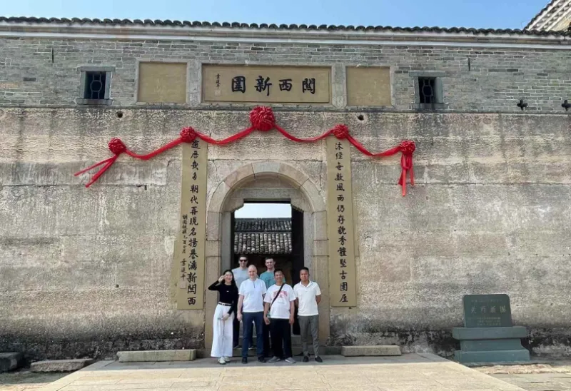 လုပ်ငန်းအတုလုပ်ခြင်း၊ ချစ်ကြည်ရင်းနှီးခြင်း- Yanming Metal Etching Factory သည် ပြည်ပမှဖောက်သည်များနှင့် ပူးပေါင်းဆောင်ရွက်မှုကို ပိုမိုနက်ရှိုင်းစေပါသည်။